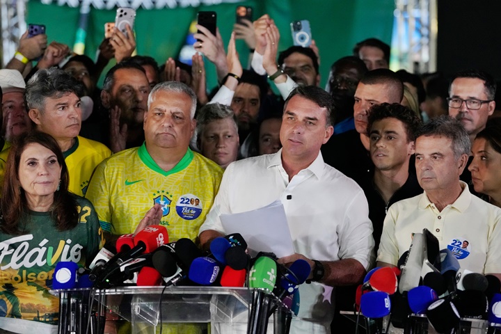 US to Grant Visas to Flávio Bolsonaro and Family After Election Defeat