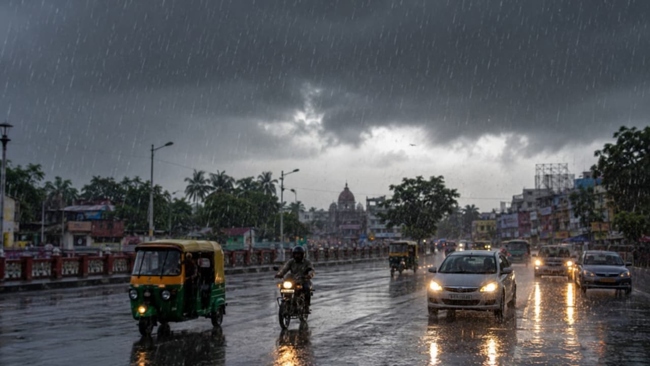 South India Receives Heavy Rain, Delhi‑NCR Faces Isolated Thunderstorms on Tuesday