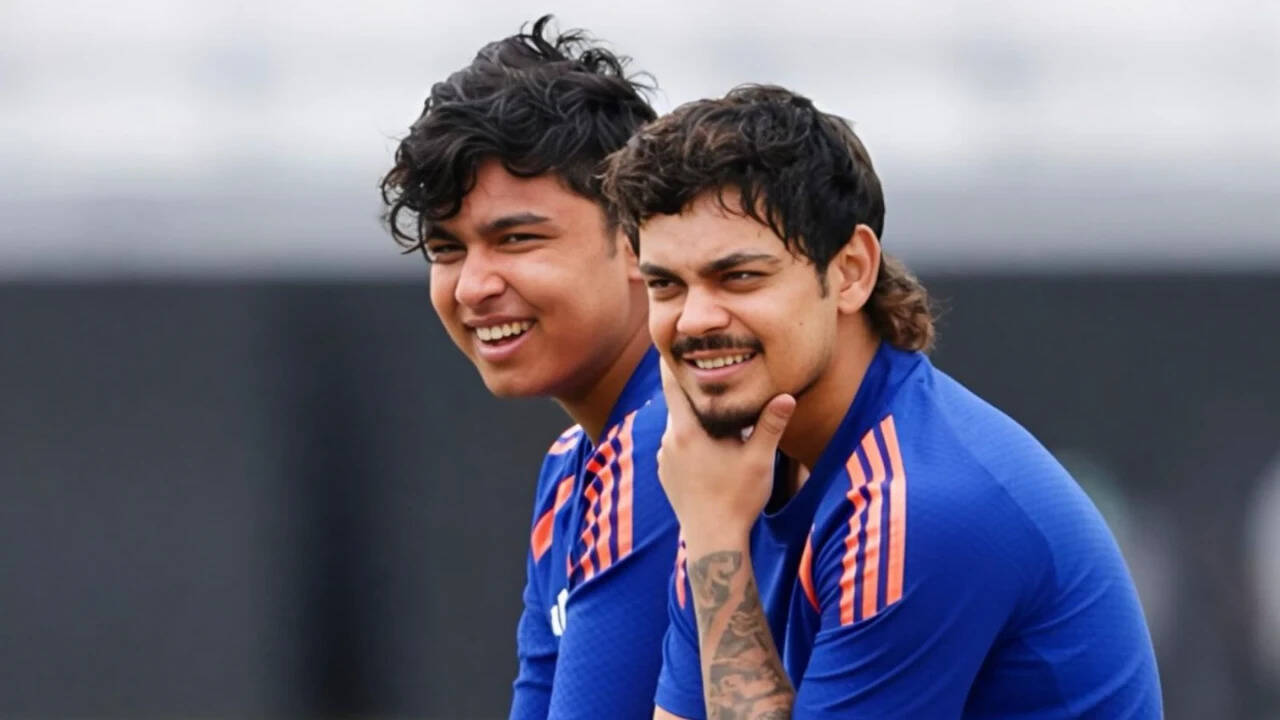 India’s Mayank Yadav Dismissing New Zealand’s Daryl Mitchell and Tim Seifert in Early Overs
