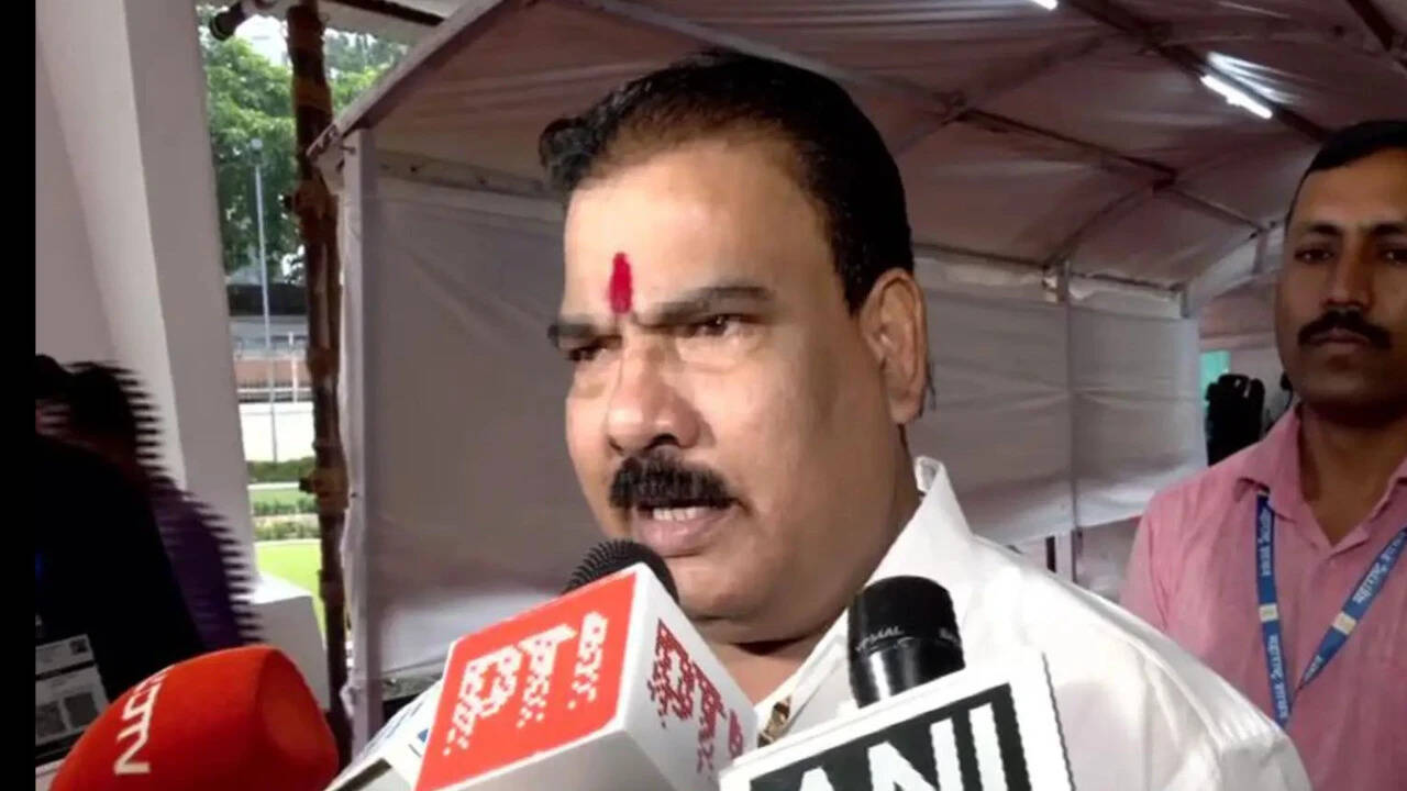 Shiv Sena MLA Apologizes After Controversial Comments on Farmers’ Suicides