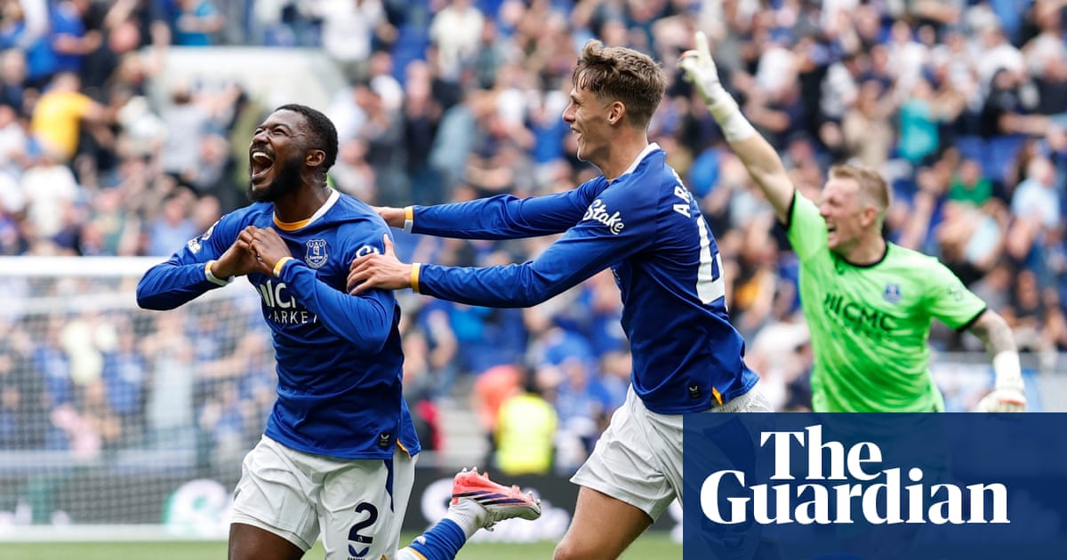 Late Maitland-Niles Wonder Goal Salvages Draw for Everton Against Manchester United