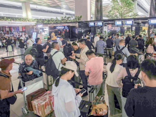 Anak Krakatoa Eruption Grounds Flights, Strands 170,000 Passengers Across Indonesia