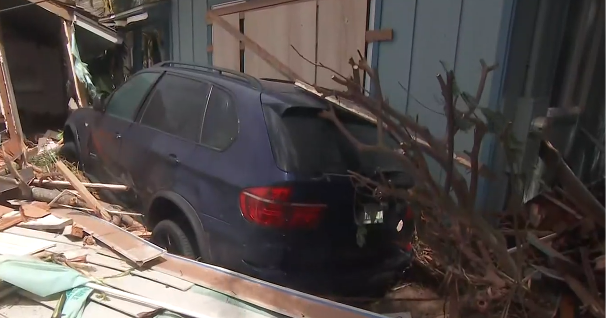 Tens of Thousands Lose Power as Hurricane Lowell Batters Hawaii's Western Islands