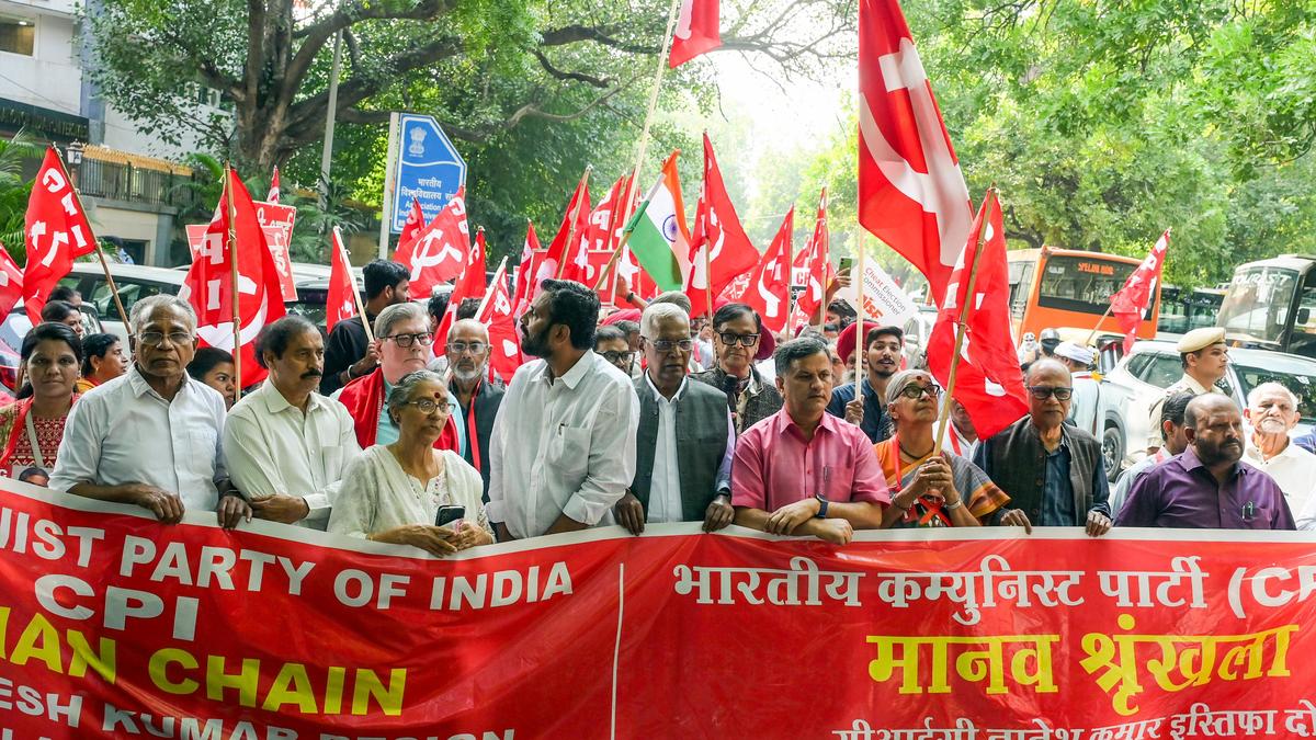 CPI Forms Human Chain in Delhi Calling for CEC’s Resignation and Rollback of SIR
