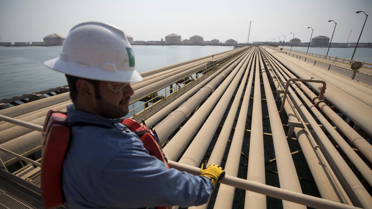Oil Prices Surge Toward $100 Amid Middle East Tensions and Strait of Hormuz Concerns