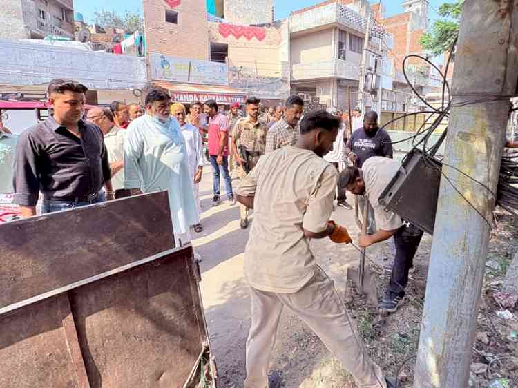 Ludhiana MLA Ashok Prashar Leads Cleanliness Campaign, Opens New Tubewell in Daulat Colony