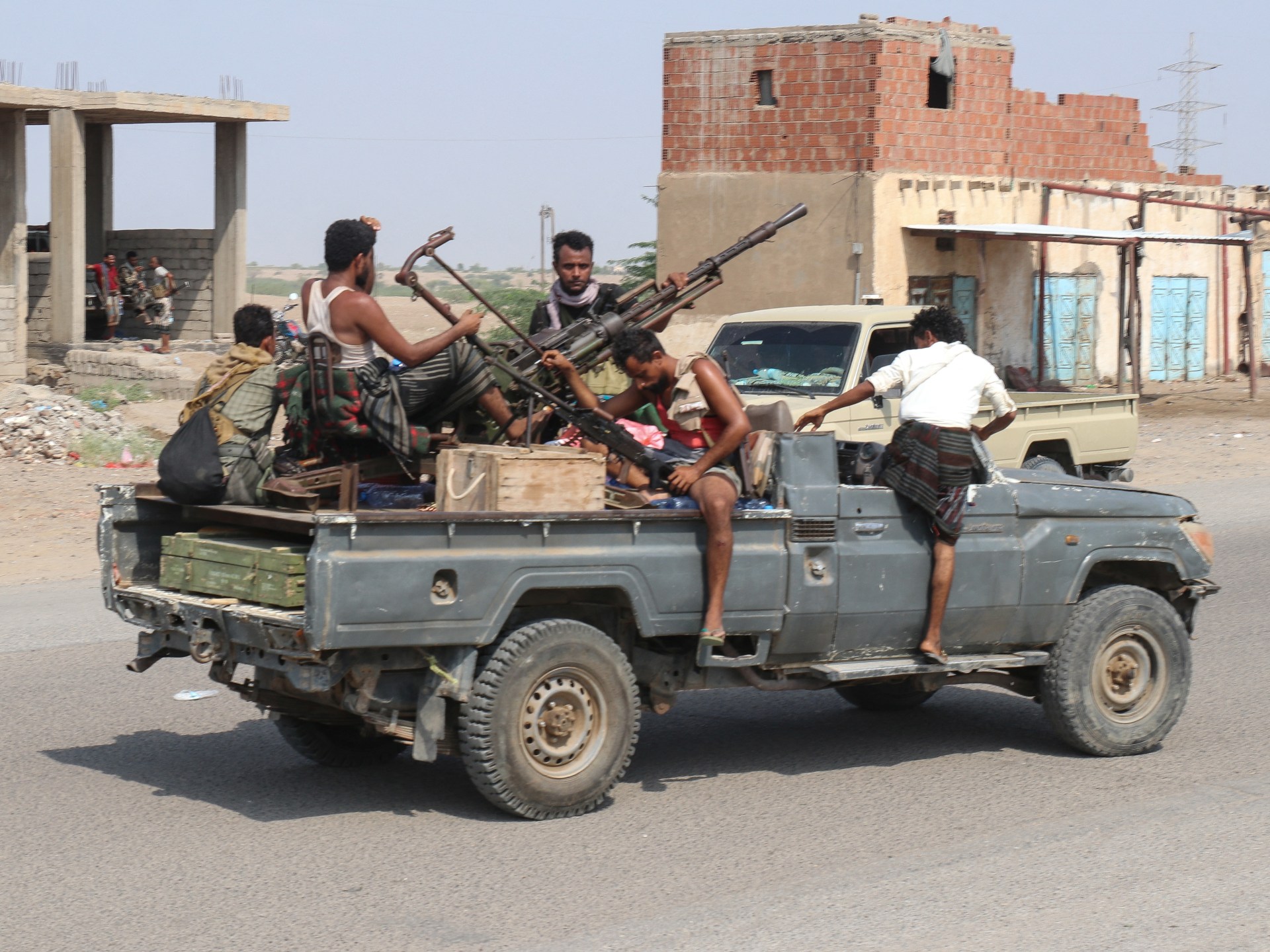 Government Forces Push to Retake Sanaa as Houthi Strikes Wound Dozens in Saudi Arabia