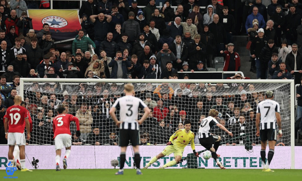 10-Man Newcastle Shocks Man United with Late Winner, Michael Carrick Faces First Defeat
